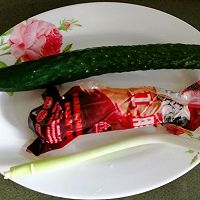 #夏日消暑，非它莫属#香肠炒黄瓜的做法图解1