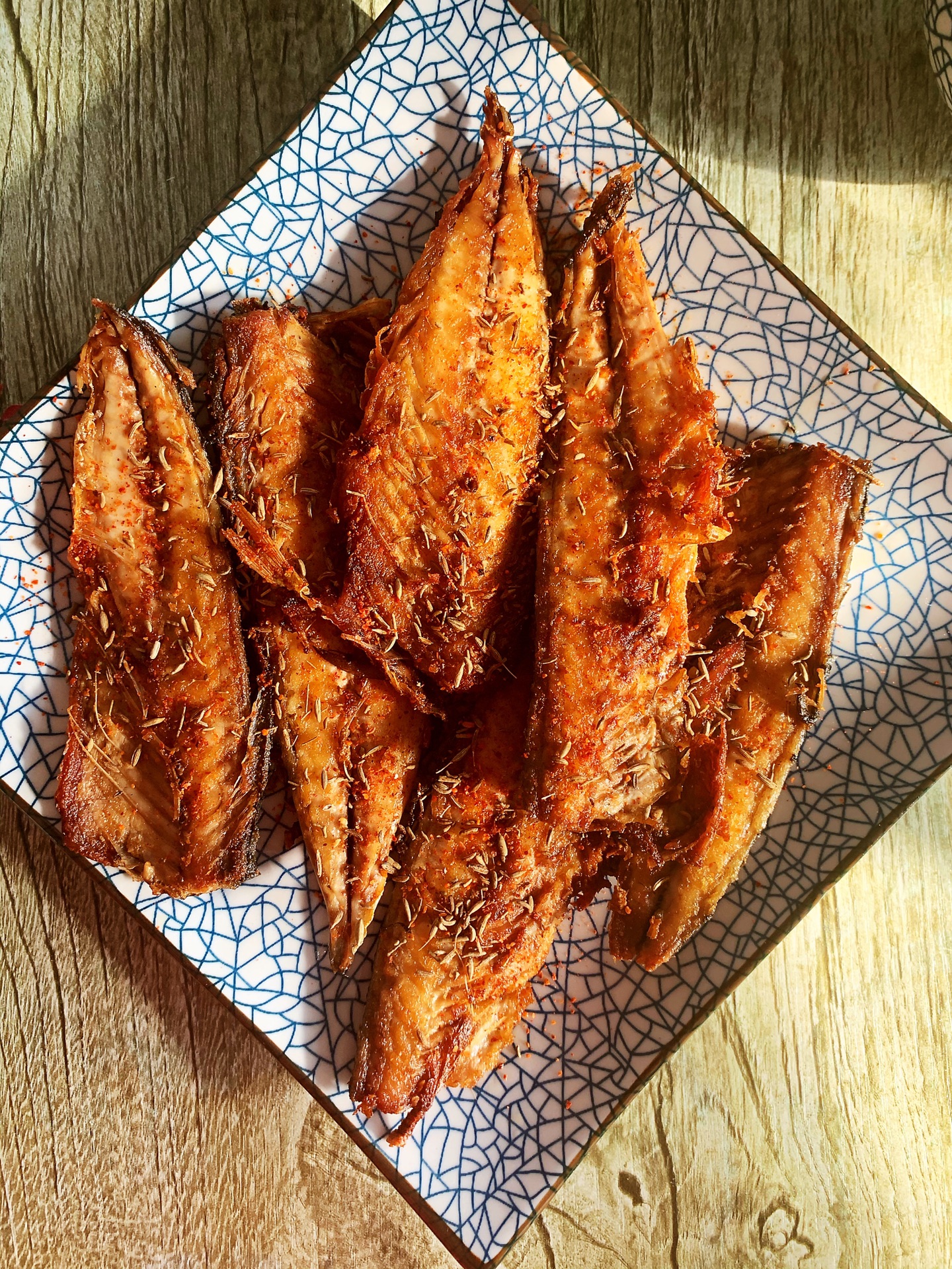 It's a kind of fried herring with high beauty and delicious taste