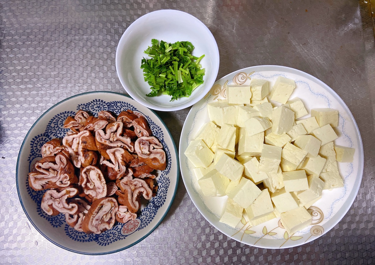 臭豆腐肥肠煲怎么做_臭豆腐肥肠煲的做法_兰姨_豆果美食