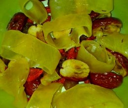 红枣元肉枸杞炖花胶的做法