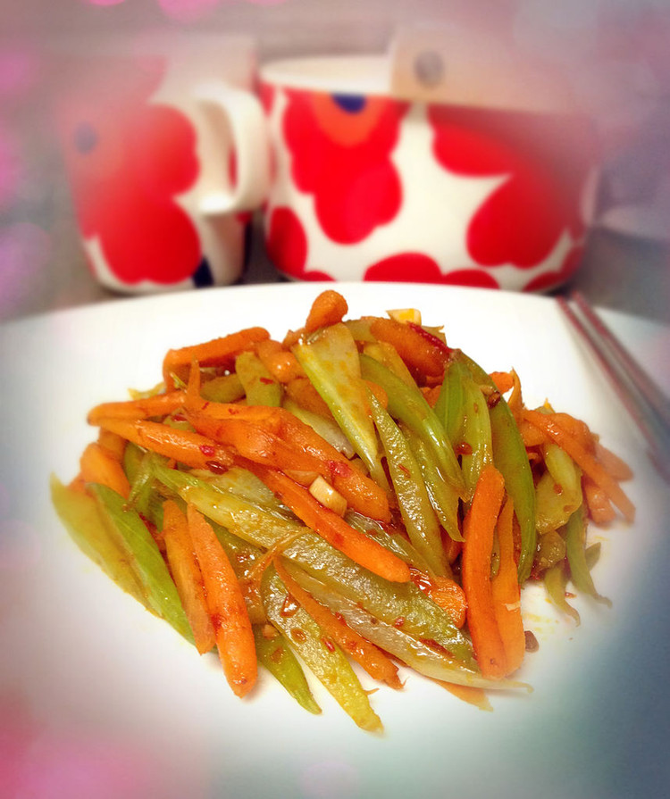 快手菜——辣炒胡萝卜芹菜（下饭的好便当）的做法