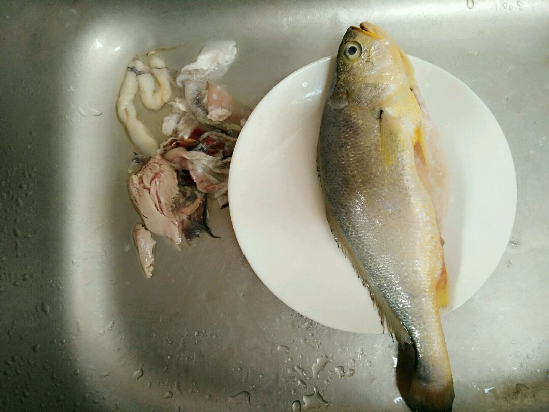 做清蒸鱼懂得这个小技巧，鱼肉没有一点腥味味，鲜嫩好吃_哔哩哔哩_bilibili