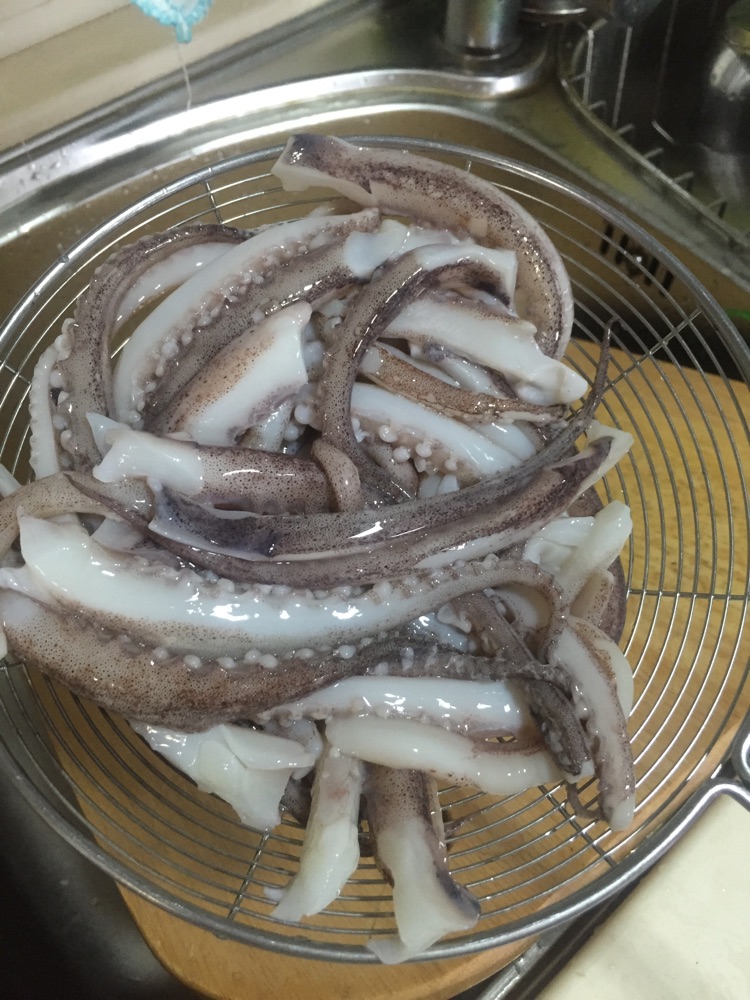 韭菜花酱爆鱿鱼须的做法图解2
