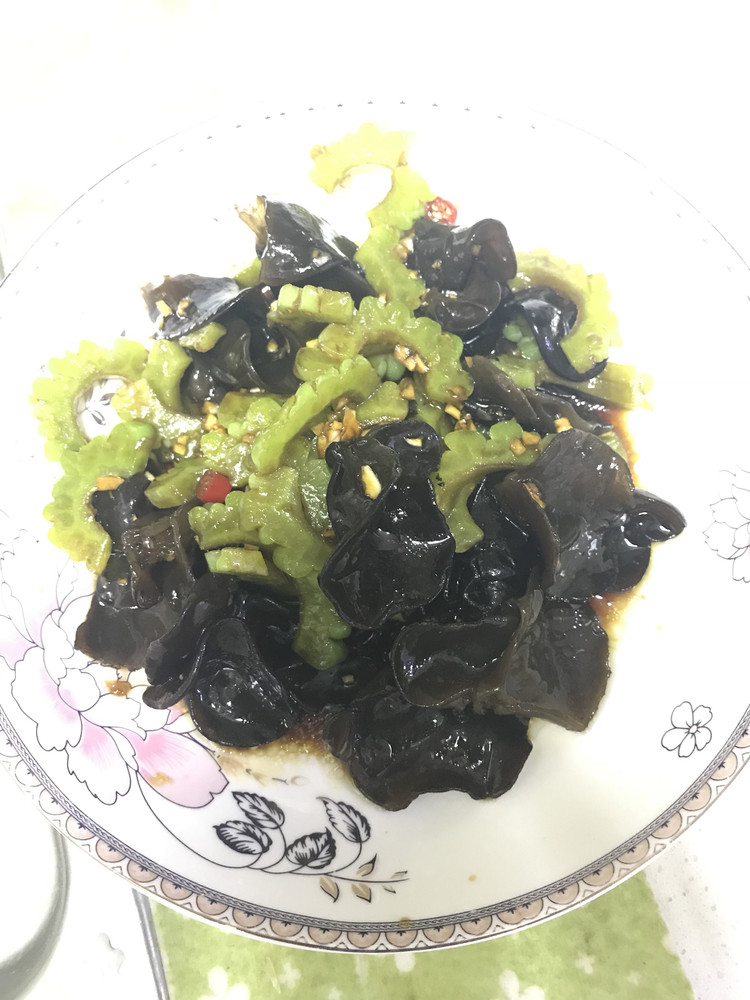 凉拌苦瓜木耳的做法