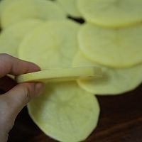 #原制原味，聚会菜谱#一口一个太满足的芝士虾仁土豆片披萨的做法图解3