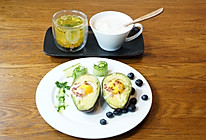 减脂早餐：牛油果焗蛋配牛奶燕麦片的做法