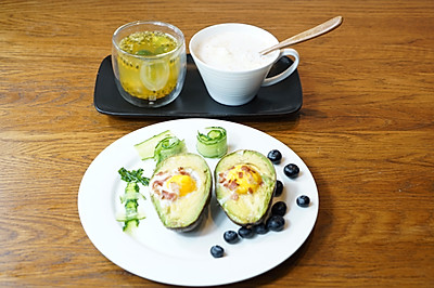 减脂早餐：牛油果焗蛋配牛奶燕麦片