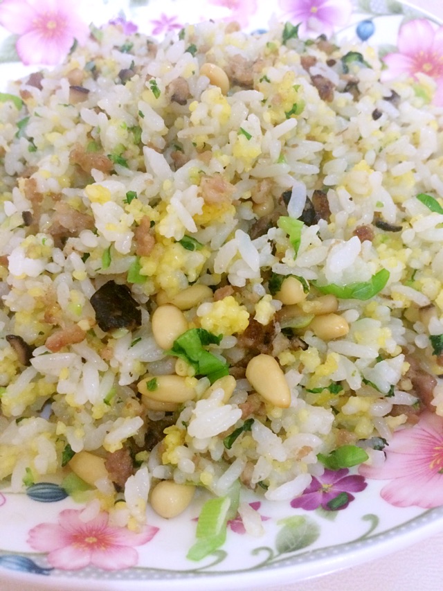 香菇肉沫松仁炒饭