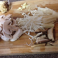 蘑菇焖饭的做法图解1
