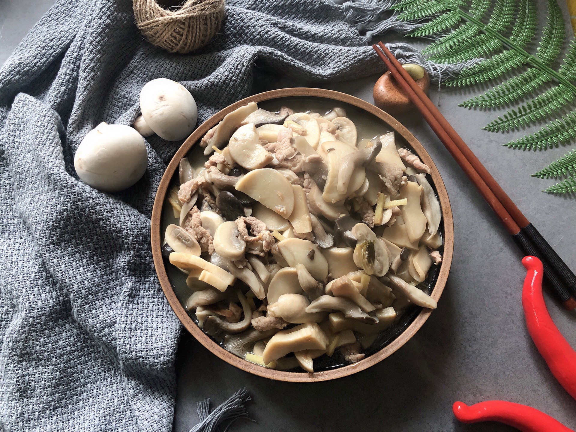 菌菇炒肉怎么做_菌菇炒肉的做法_我是燕小厨_豆果美食