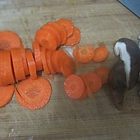 热炒红萝卜香菇的做法图解1