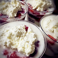 处理做蛋糕的边角料——草莓蜂蜜酸奶杯的做法图解7