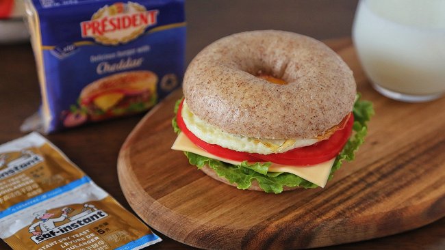 #自由创意面包#减脂期最爱的低卡早餐～鸡蛋芝士贝果三明治的做法