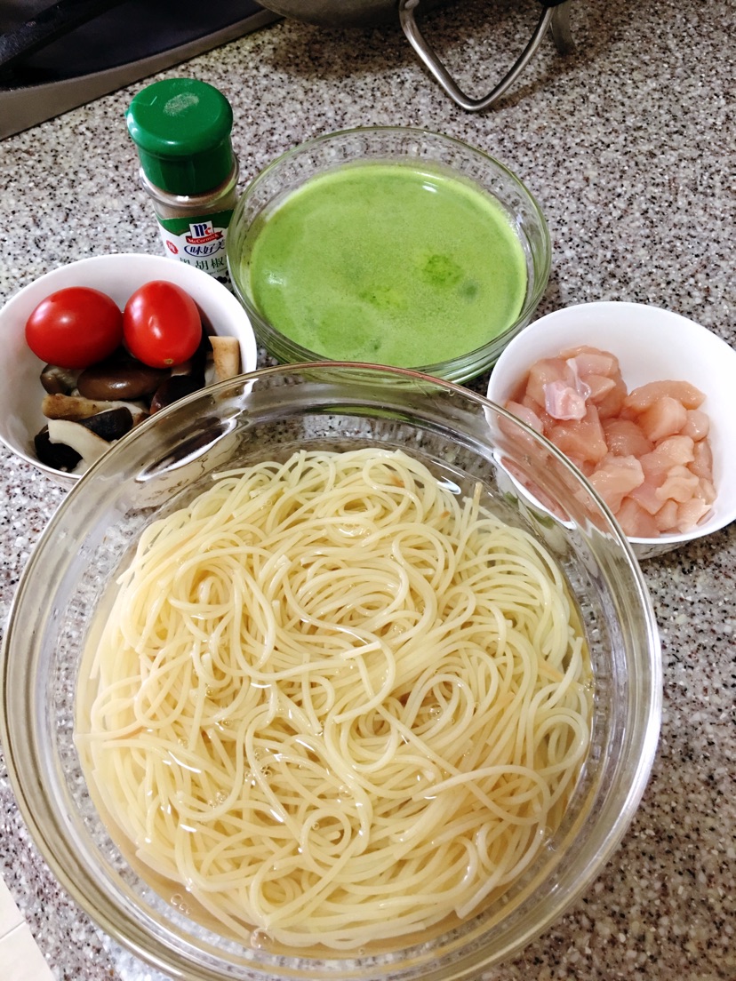 鸡肉香菇奶油菠菜意面的做法图解2