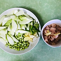 丝瓜毛豆炒鸡丁的做法图解1