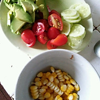 牛油果蔬菜沙拉的做法图解1