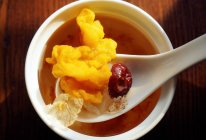梁食桃胶皂角米炖金耳的做法