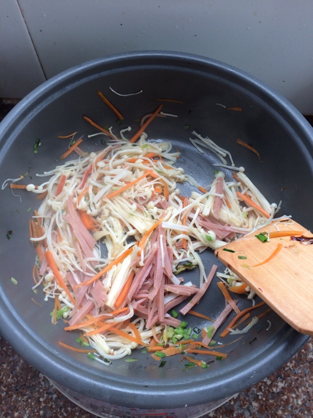 蟹味棒炒金针菇的做法图解2