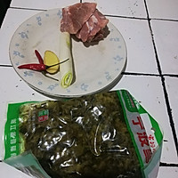 下饭的  ～肉丁炒雪菜的做法图解1