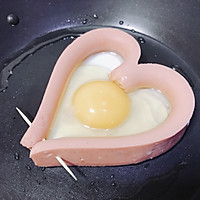 爱心火腿煎蛋 宝宝喜欢的简单快手早餐#中粮我买年味儿菜#的做法图解4