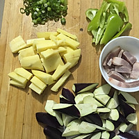 茄子炖土豆的做法图解1