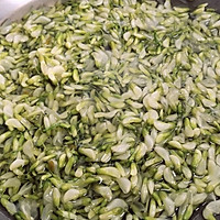 鲜花的滋味：槐花炒蛋的做法图解2