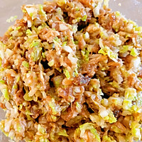 烫面猪肉白菜馅饼的做法图解3