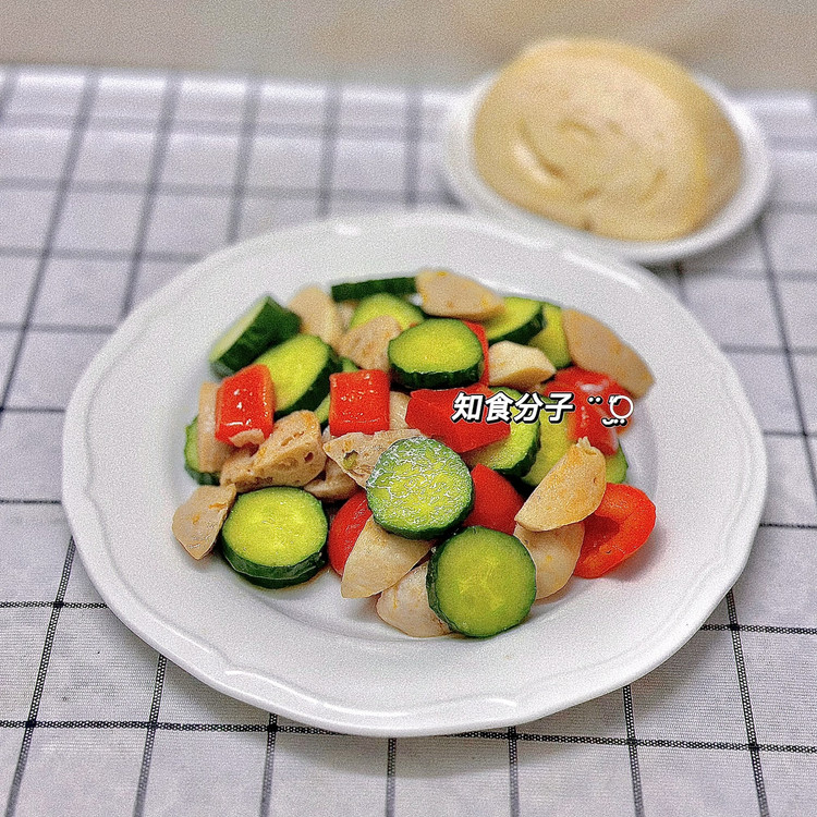 青瓜红椒炒猪肉丸的做法