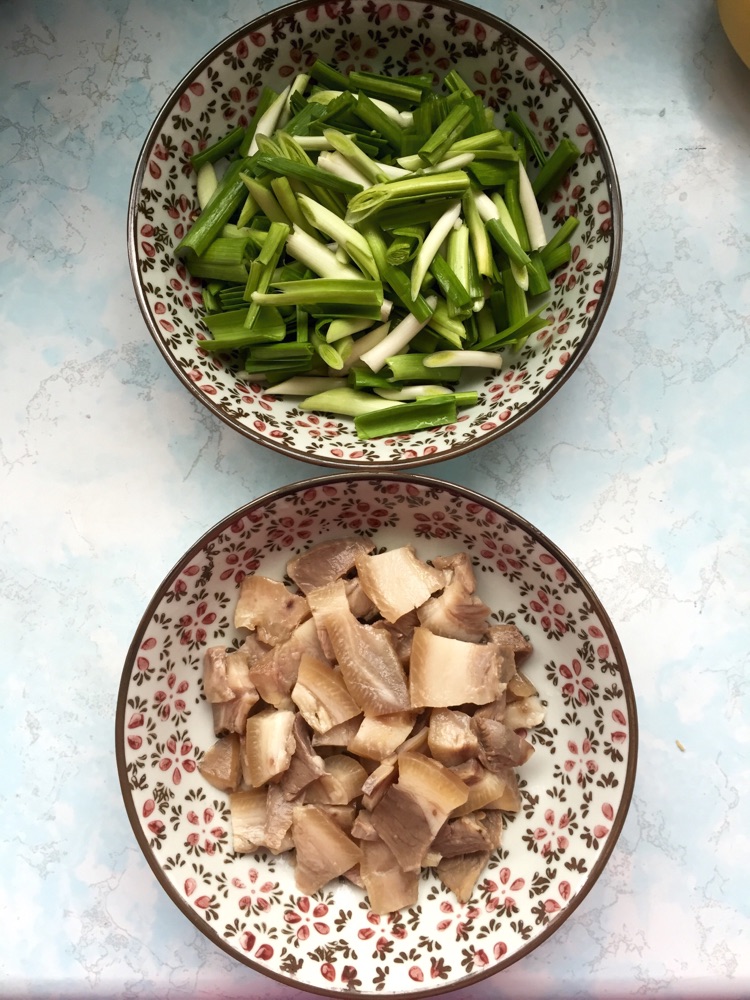 蒜苗猪头肉的做法图解1
