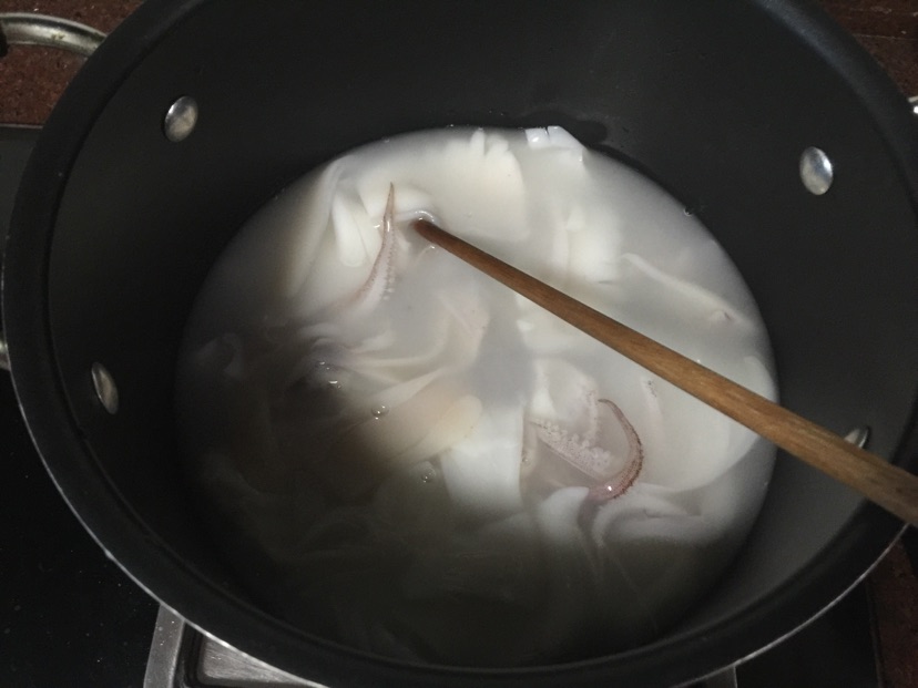 幼虾酱香爆鲜鱿鱼的做法图解2