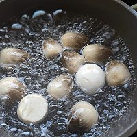 羊肉菌菇锅，冬天就要吃点暖的，一口下去，既鲜又暖胃的做法图解3