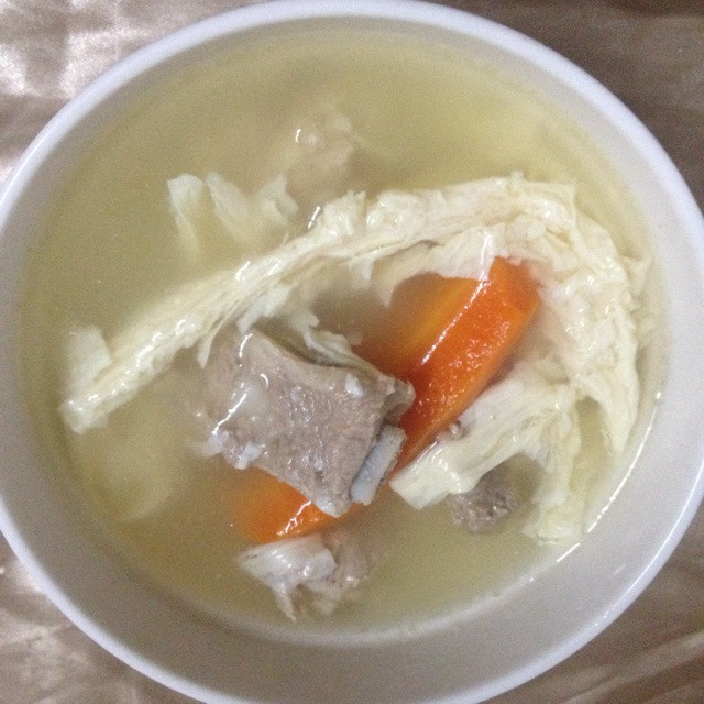 腐竹萝卜排骨汤的做法