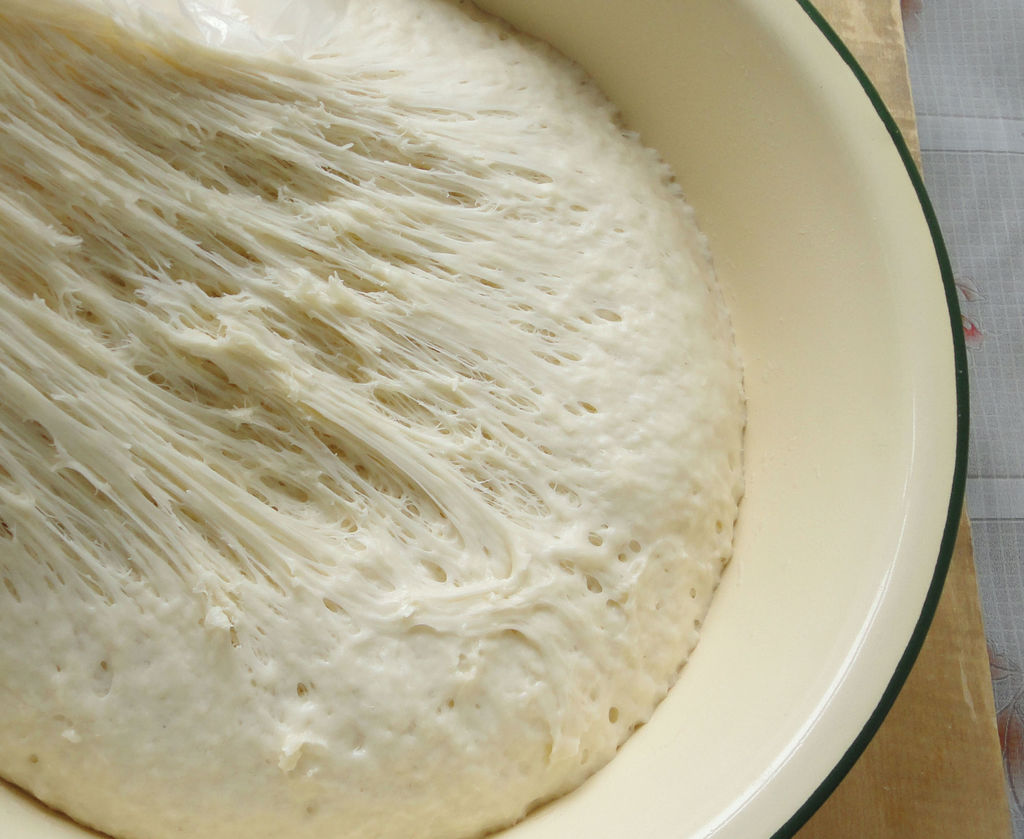 蒸锅温水发酵面团,面团放在蒸锅里发酵,面包面团发酵_大山谷图库
