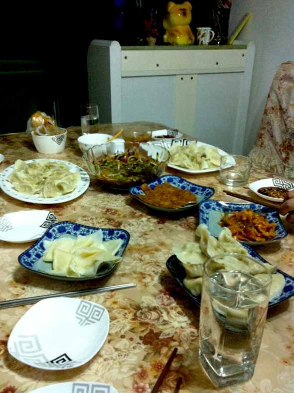 家庭聚餐素饺子'素食有益健康'嘻嘻