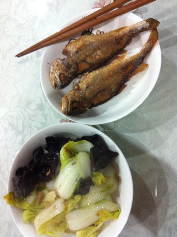 煎黄鱼，木耳白菜