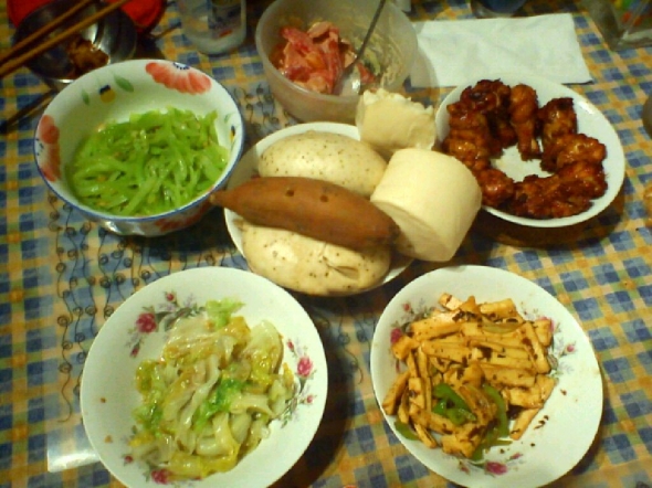 沙拉+生菜+莴笋+豆腐干+鸡翅根+粗粮