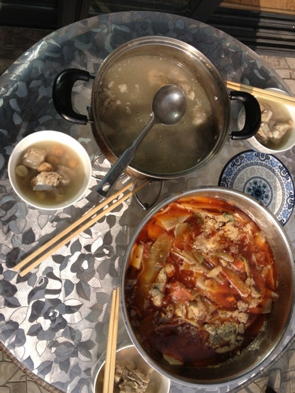 莲米炖排骨汤。火锅黔鱼