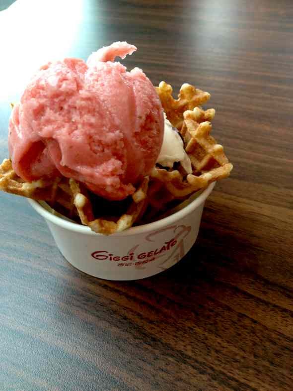 冰淇淋双球（草莓+芝士蛋糕)