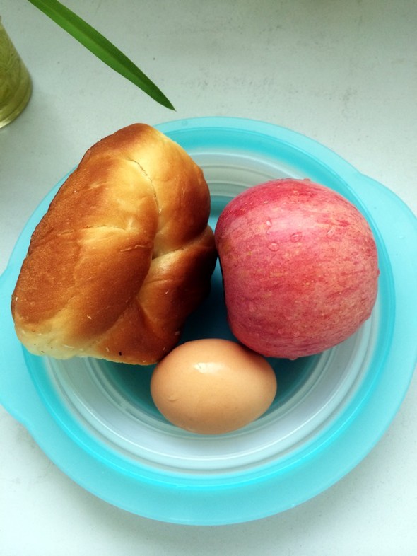 早餐：手工面包 水煮蛋 苹果
