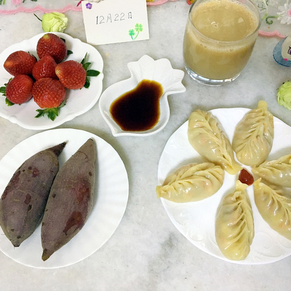 玉米饺子+红薯+花生红枣枸杞豆浆+草莓#樱花