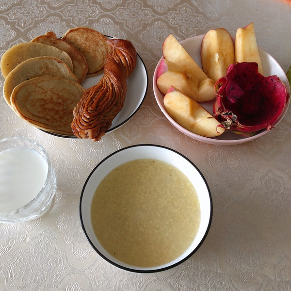 小米粥牛奶苹果火龙果香蕉松饼面包