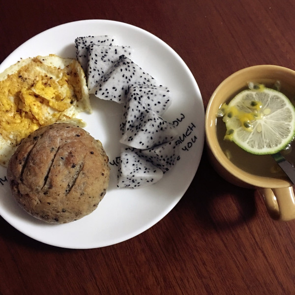 核桃小欧包+荷包蛋+火龙果+柠檬百香果蜂蜜水