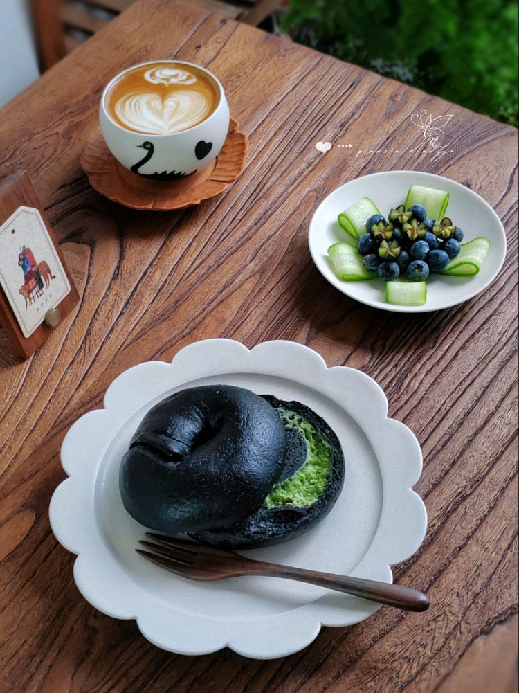 早餐：「开心果贝果🥯」「黄瓜🥒」「蓝莓」「咖啡☕」🌿喜欢今天的拉花，当然放首图图3