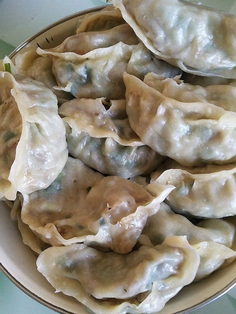 婆婆赞助的蒸饺，把本来准备的炒饼的配菜单炒了一下，凉拌西芹叶图2