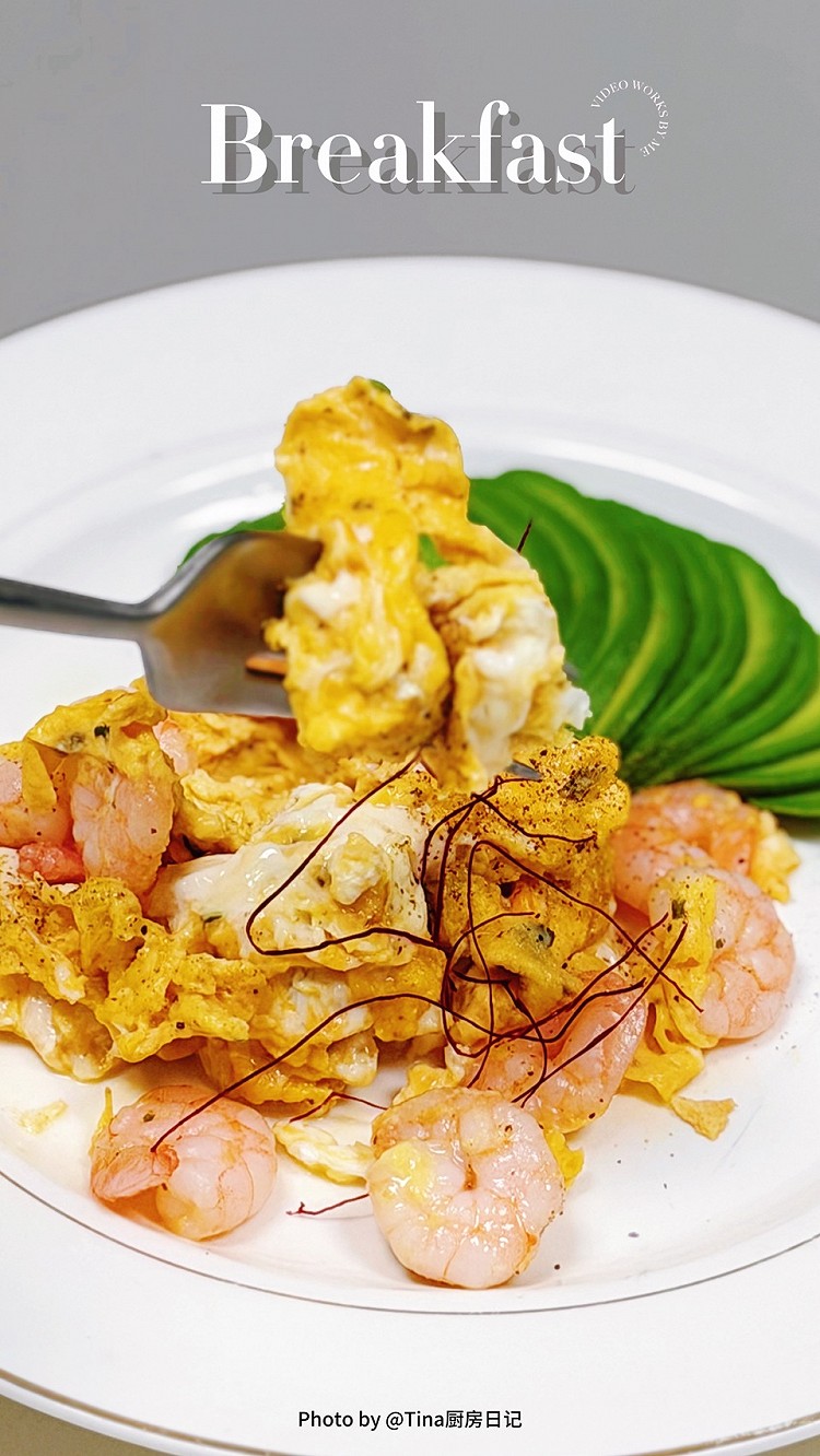 Nov. 十一月｜2025.11.27 星期四｜十月初八◇²⁰²⁵ |  breakfast 小时候，我们总以为：只要有人懂我们、护我们、替我们扛，生活就不会太难。可越长大越明白——真正能带你走出去的，不是谁给你的安全感，而是你亲手长出来的底气。 早安！今日早餐：🌟羽衣甘蓝汁🥬🌟牛油果火腿贝果三明治🥯🌟猕猴桃🥝🌟树莓🌟牛油果🥑🌟虾仁滑蛋🍤今天你好好吃饭了吗？祝你怎么吃都不胖！图9