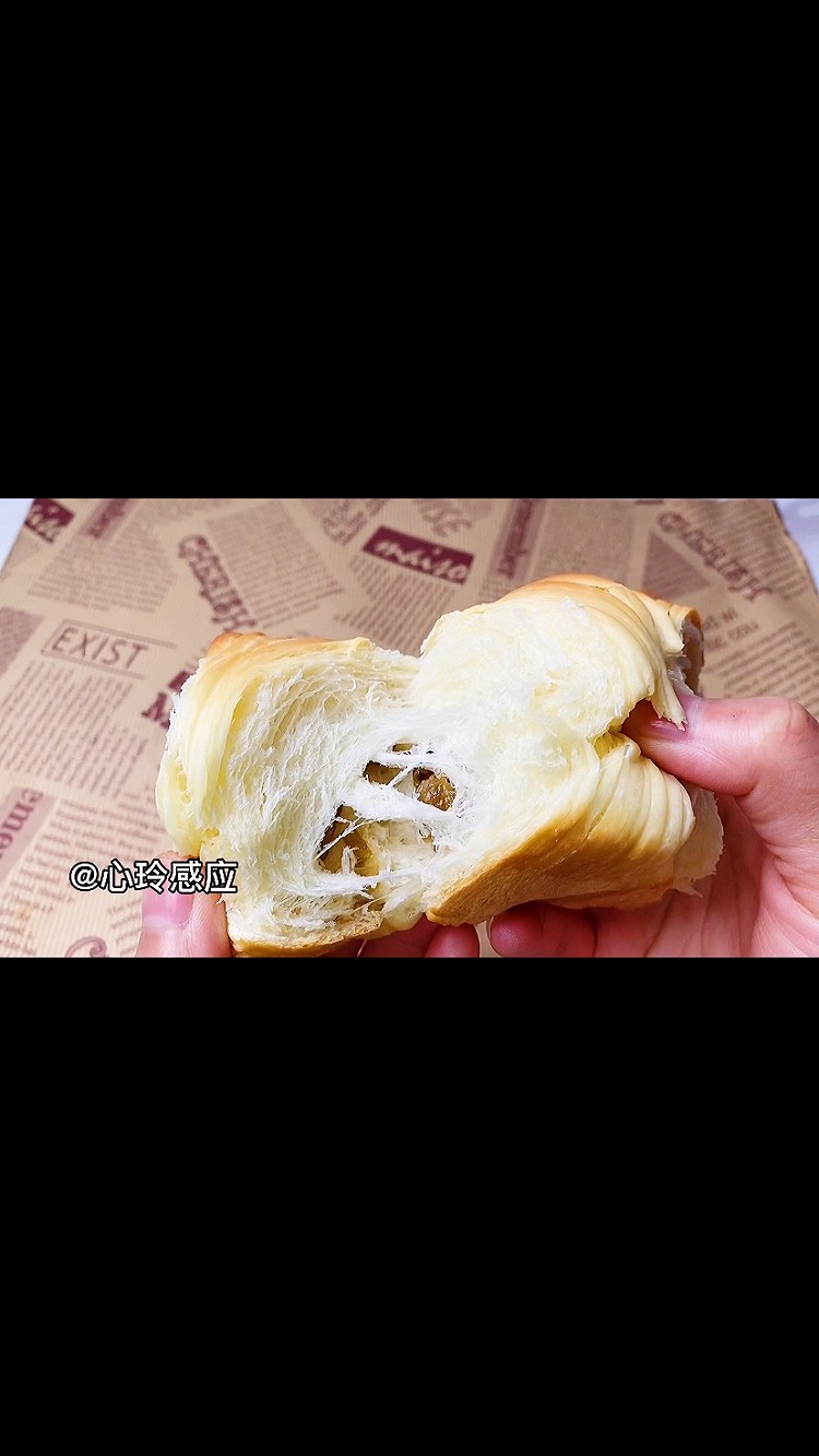毛绒手撕面包，柔软拉丝层层松软，松软的面包包裹着香甜的葡萄干图2