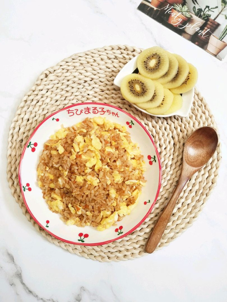 蛋炒饭+猕猴桃一碗米饭两个鸡蛋少许胡萝卜粒就是一碗简单的蛋炒饭了图1