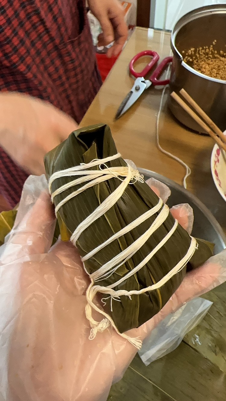 每年必战项目【粽子】👩指导下，第一次包扎粽✅至于每年学每年残的三角粽，今年总算成样子，能被批准下锅图3