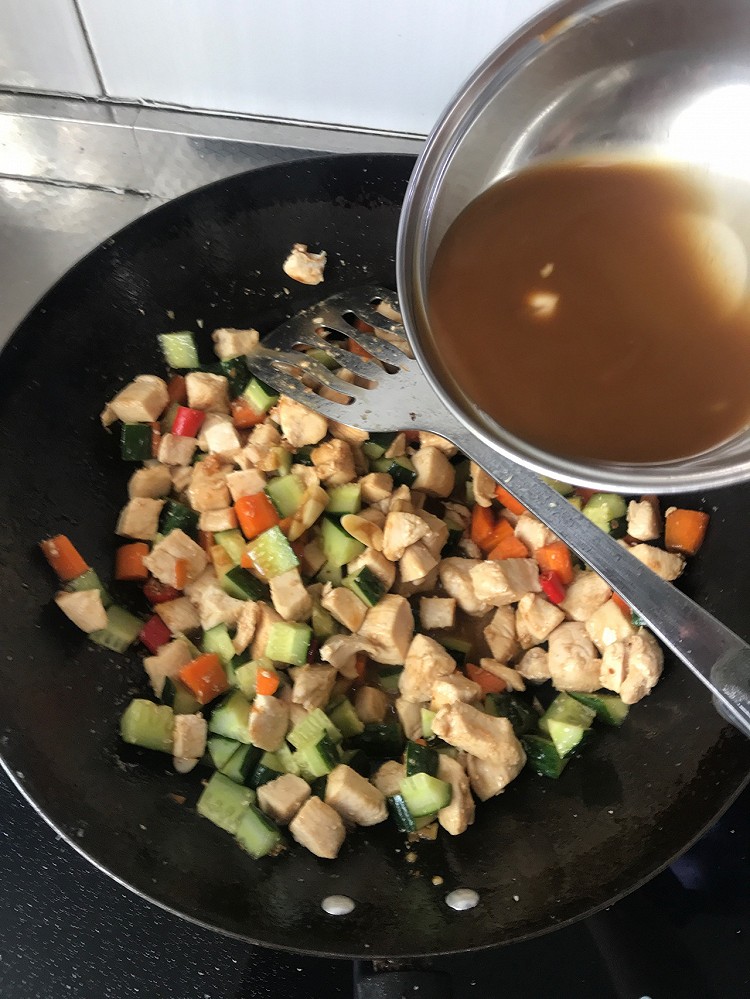 【宫保鸡丁】准备食材：鸡肉  黄瓜  胡萝卜  小米椒3根  大蒜半头  料酒  白醋  味达美  黄豆酱  淀粉  白糖  花生油🧑🏻‍🍳鸡肉  黄瓜  胡萝卜切丁备用🧑🏻‍🍳用味达美 醋 白糖  淀粉  蒜  料酒和一起勾芡用    🧑🏻‍🍳锅里放油，鸡块凉油下锅，炒7成熟，盛出来备用。🧑🏻‍🍳锅中放蒜 辣椒 黄豆酱炒香🧑🏻‍🍳放胡萝卜翻炒    🧑🏻‍🍳再放入鸡丁和黄瓜翻炒一会，把勾芡的汁倒图8
