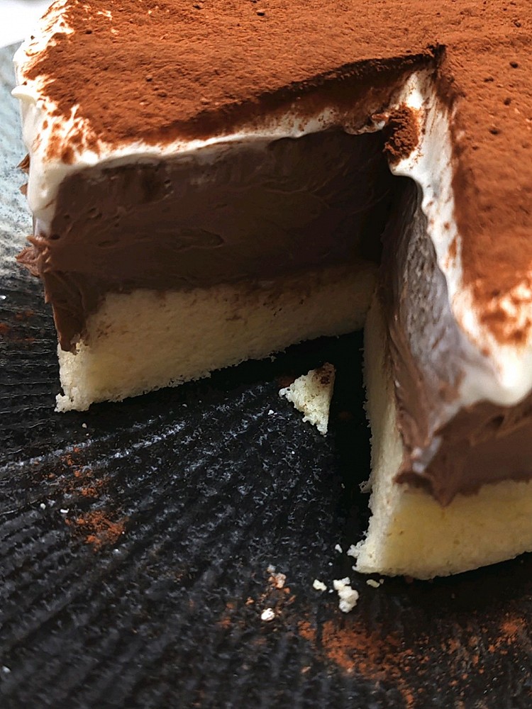 轻乳酪蛋糕中间是巧克力奶酪上面是淡奶油巧克力粉 类似于奶酪罐子图1